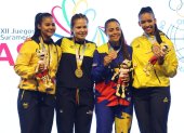 La ecuatoriana Valeria Echever rodeada de dos colombianas y una venezolanos en el podio del kumite +68 kg.