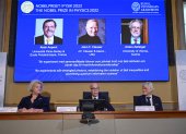 Hans Ellegren, secretario general de la Real Academia de Ciencias sueca (centro), acompañado de otros dos miembros, anuncia a los tres ganadores del Premio Nobel de Física 2022, este martes 4 de octubre en Estocolomo, Suecia.
