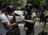 Un oficial de policía participa en un operativo de seguridad en la calle, el 29 de septiembre de 2022, en Caracas (Venezuela).