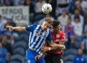 Piero Hincapié (derecha) disputa el balón con el ofensivo Eustáquio, del Porto.