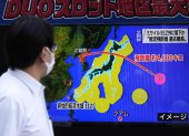 Un hombre se para a mirar una infografía sobre el lanzamiento de un misil balístico de Corea del Norte que sobrevoló territorio japonés, este martes en Tokio (Japón). Corea del Norte realizó hoy su quinto test balístico en diez días, elevando el tono de sus pruebas de este año con el lanzamiento de un misil de rango intermedio que sobrevoló el norte de Japón y recorrió la mayor distancia cubierta hasta la fecha por un proyectil norcoreano. EFE/ Kimimasa Mayama