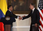 El presidente de Colombia Gustavo Petro (izquierda) saluda al secretario de Estado de Estados Unidos, Antony Blinken (der.), luego de una rueda de prensa en Bogotá.