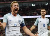 Harry Kane (i), delantero de la selección inglesa, es una de las figuras de su combinado.