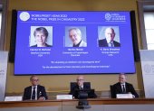 Miembros de la Real Academia de Ciencias durante el anuncio de los ganadores del Premio Nobel de Química, en la pantalla, este miércoles 5 de octubre en Estocolmo.