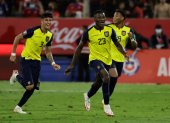 Los jugadores de Ecuador celebran un gol hoy, en un partido de las eliminatorias sudamericanas para el Mundial de Catar 2022 entre Chile y Ecuador en el estadio San Carlos de Apoquindo en Santiago (Chile).