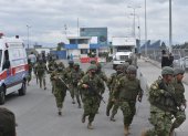 Cotopaxi. Un cordón militar hay en el exterior y adentro están los guías.