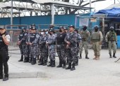 Guayas. En la Penitenciaría se activó un contingente de policías para atender desmanes afuera del centro. No todos tienen chaleco antibalas.