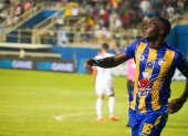 Luis Caicedo anotó el primer gol de Delfín ante Liga de Quito, en el estadio Jocay.