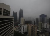 Vista de la Ciudad de Panamá cuando cae una intensa lluvia, en una imagen de archivo.