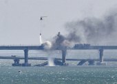 Una fuerte explosión en el puente de Crimea, que une la ocupada península con Rusia y que ha quedado dañado, incendió este sábado las alarmas en Moscú y Simferópol, donde se sospecha que detrás de la destrucción parcial de esta infraestructura, símbolo de la anexión rusa en 2014, está Ucrania.