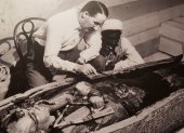 oward Carter durante los trabajos de investigación de la tumba de Tutankamón, en 1922.
