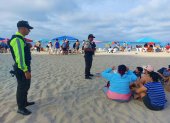La policía se hizo presente en los balnearios de Santa Elena.