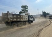 Moradores reclaman por irrespeto en la vía de camiones pesados que salen de las canteras.