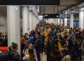 Las personas se refugian dentro de una estación de metro después de los bombardeos en (Kiev) del pasado lunes 10 de octubre.
