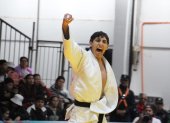 Juan Pablo Ayala celebra eufórico tras ser nombrado ganador de los -60 kilogramos.