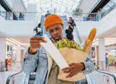 Compra.- Una persona revisa la factura de lo que adquirió en una tienda de alimentos.
