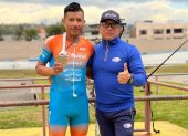 El ciclista Segundo Navarrete (i) junto a Freddy Rosero, director del equipo Saitel