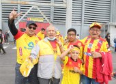 Arturo Espinoza (c) llegó junto a sus hijos, nietos y bisnietos para alentar al equipo de sus amores en el estadio Gonzalo Pozo Ripalda.