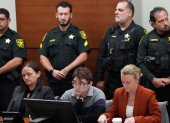 El autor de la matanza de la escuela secundaria Marjory Stoneman Douglas, Nikolas Cruz, espera el veredicto del jurado junto a sus abogados, en el juzgado del condado de Broward en Fort Lauderdale, Florida.