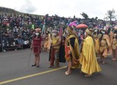 Indígenas. El Cacique Tisaleo recorre la explanada acompañado de su séquito y tropa. Participan cientos de personas. Todas vistiendo con el ropaje propio del personaje que representan.