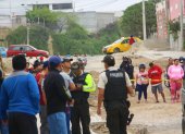 La Libertad. Vecinos y policías se apostan en la escena del crimen. La delincuencia no para en Santa Elena.