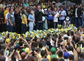 El presidente brasileño Jair Bolsonaro (c), participa en un acto de campaña, el viernes 14 de octubre, en la ciudad de Duque de Caxias, en Río de Janeiro.
