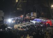 Los servicios de emergencia asisten a los heridos recuperados en el accidente minero ocurrido en la tarde del viernes en la provincia turca de Bartin, costera del Mar Negro