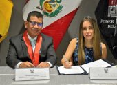 El presidente de Corte Superior de Justicica de Tumbes, José Luis Troya, y la vocal de la Judicatura, Maribel Barren, en la firma de la Declaración de Tumbes 2022.