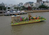 Las alegorías navegaron 3 kilómetros por el río Guayas, como parte des desfile náutico.