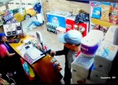 Robo. Dos hombres armados amedrentaron a clientes y trabajadoras.