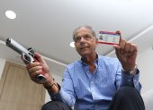 Deportista. Joaquín Flor maneja armas desde hace 40 años. Muestra su permiso para portar una pistola.