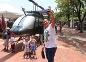 Los niños pudieron apreciar de cerca un helicóptero.
