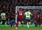 Mohamed Salah anota el único gol del partido entre Liverpool y Manchester City.