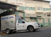 El personal de Medicina Legal acudió a la Clínica Guayaquil para retirar el cuerpo de Songor.