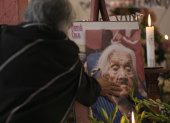 Familiares y amigos asisten al funeral de María Salud Ramírez Caballero, "Mamá Coco" hoy en su hogar de la comunidad de Santa Fe de la Laguna, en el estado de Michoacán (México).