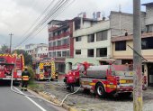 El incendió se registró pasando el sector de El Trébol, dirección valle –
Quito.
