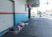 Calle. Los ‘clientes’ llegan a cualquier hora del día a dormir en los portales.