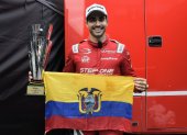 El piloto Juan Manuel Correa con la bandera de Ecuador y el trofeo tras ganar la última válida de la European Le Mans Series.
