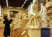Una joven hace una foto de la obra "L"Arnin"", del escultor italiano Lorenzo Bartolini (1777-1850), en la Galería de la Academia de Florencia (Italia) en noviembre de 2014.
