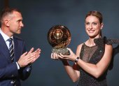 Alexia Putellas recibiendo el segundo balón de oro.