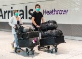 Pasajeros llegan al aeropuerto de Heathrow en Londres el 2 de agosto de 2021. EFE/EPA/VICKIE FLORES