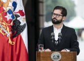 . Santiago de Chile Fotografía cedida por Presidencia chilena que muestra al presidente de Chile, Gabriel Boric, mientras ofrece declaraciones hoy, en Santiago (Chile). Boric, instó este martes a la sociedad chilena a "salir de las trincheras" y a trabajar juntos, desde todo el arco ideológico, para acometer y resolver los problemas urgentes que demanda la ciudadanía desde el 18 de octubre de 2019, cuando surgieron las protestas populares conocidas como "estallido social". EFE/ Presidencia De Chile SOLO USO EDITORIAL SOLO DISPONIBLE PARA ILUSTRAR LA NOTICIA QUE ACOMPAÑA (CRÉDITO OBLIGATORIO)