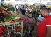Mercado.- Personas realizan compras de frutas y legumbres en un mercado de Guayaquil.