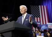 El presidente de Estados Unidos, Joe Biden, saluda a la audiencia luego de pronunciar un discurso en un acto político en el Teatro Howard, en Washington.