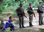 Fotografía de archivo sin fecha exacta del año 2007 donde aparecen soldados ecuatorianos mientras hacen guardia en la localidad fronteriza de Mataje (Ecuador).