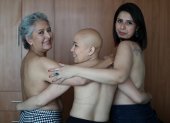 Angeles Arreola (i), Lorena Estrada (c) y Sandra Monrroy (d) pacientes con cáncer de mama posan para fotos el 17 de octubre de 2022 en Ciudad de México (México).