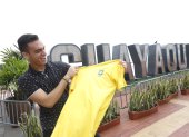 Los jóvenes preparan su camiseta brasileña para recibir a los extranjeros