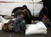 Yemeníes desplazados reciben ayuda alimentaria de emergencia proporcionada por la agencia de ayuda Mona en medio de una mayor inseguridad alimentaria, en un campamento para personas desplazadas internas en las afueras de Sana"a, en Yemen, el 29 de abril de 2022. EFE/EPA/YAHYA ARHAB