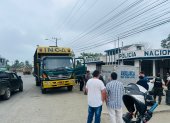 Babahoyo. El camión aparece estacionado frente a la unida policial, ubicado en la parroquia Mata de Cacao.