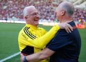 Dorival Júnior, entrenador del Flamengo, abraza a Luiz Felipe Scolari, estratega del Paranaense.